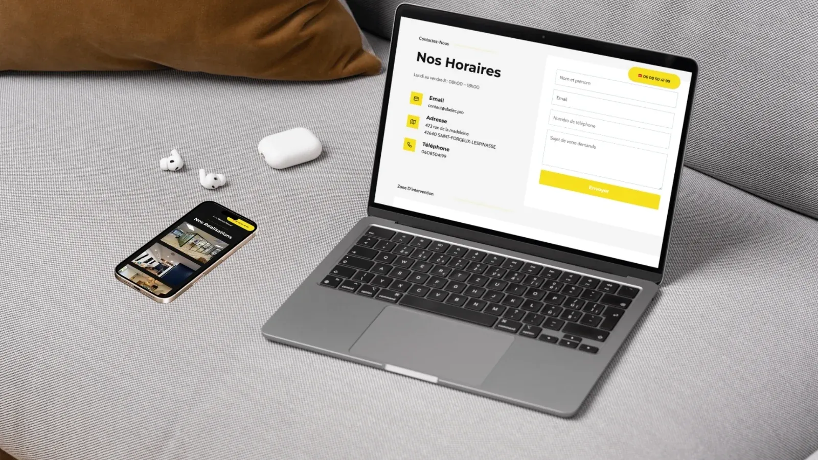Horaires et formulaire de contact d'ABElec sur ordinateur portable, avec le site sur smartphone